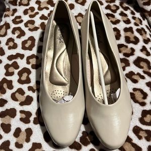 NIB! Soft Style by Hush Puppies Angel II Bone Smooth Pumps Size 8 EW